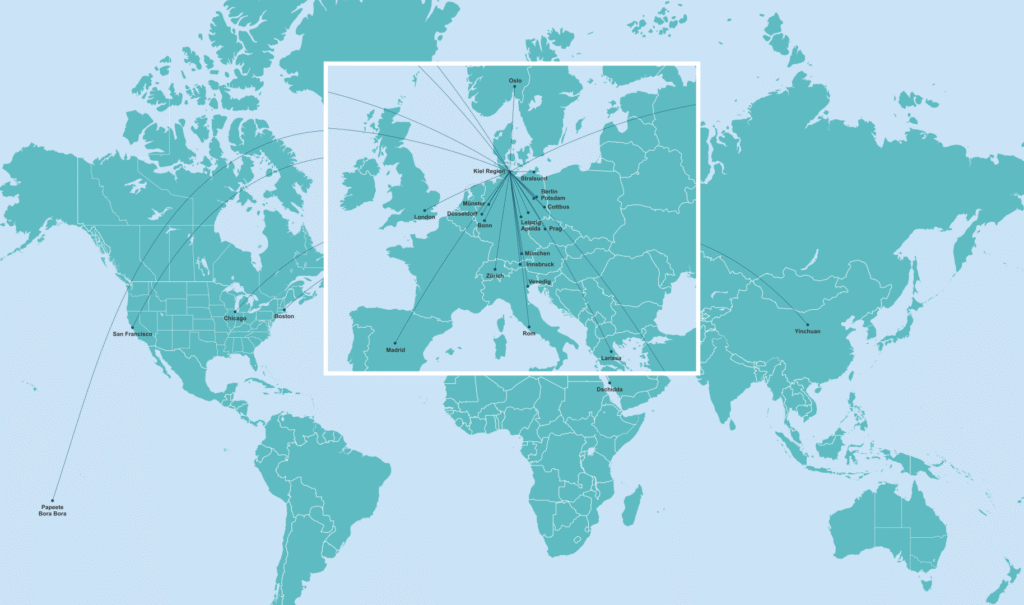 Grafik Karte mit Linien zu Orten in aller Welt und Kartenausschnitt von Europa